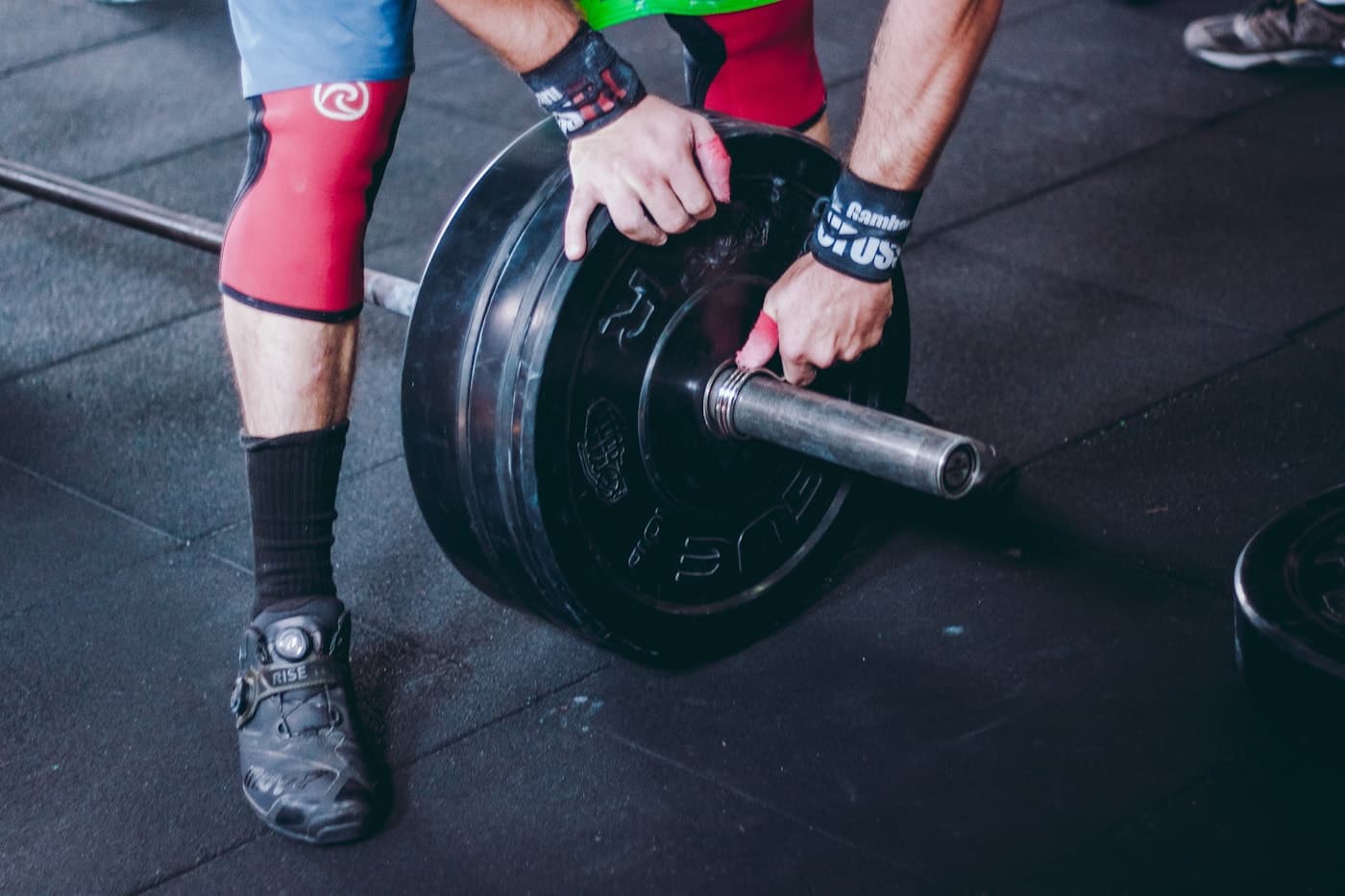 Carga de discos en barra de CrossFit
